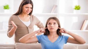 Thay đổi tâm trạng bé gái ở tuổi dậy thì